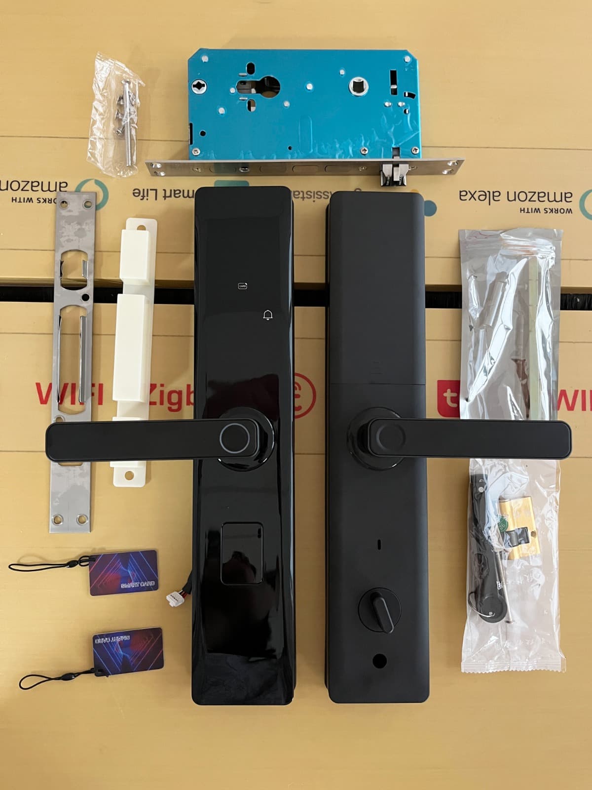 Contenido de la caja: cerradura, cuerpo, tarjetas, llaves y accesorios